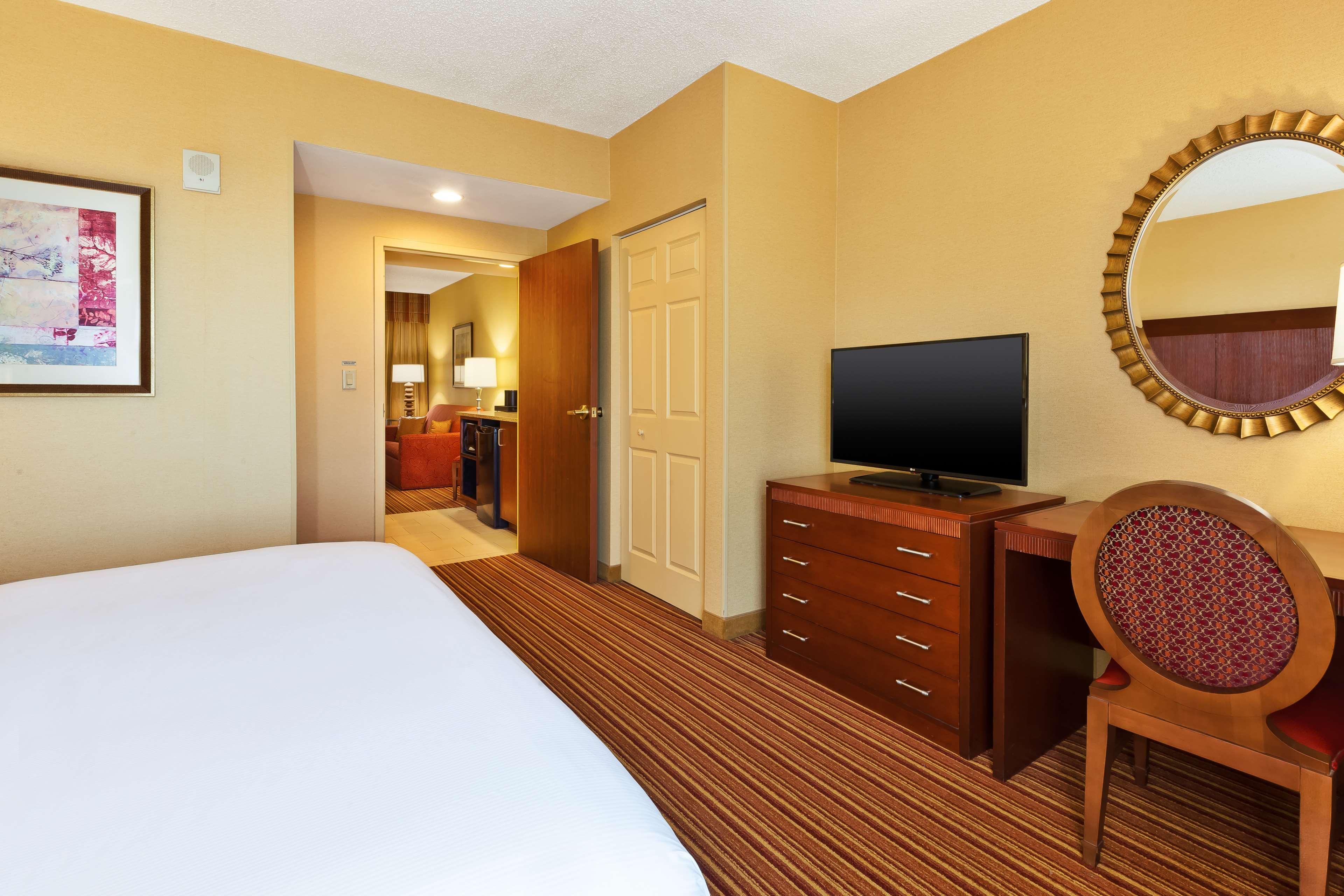 Embassy - & Conference Center Hotel 4*